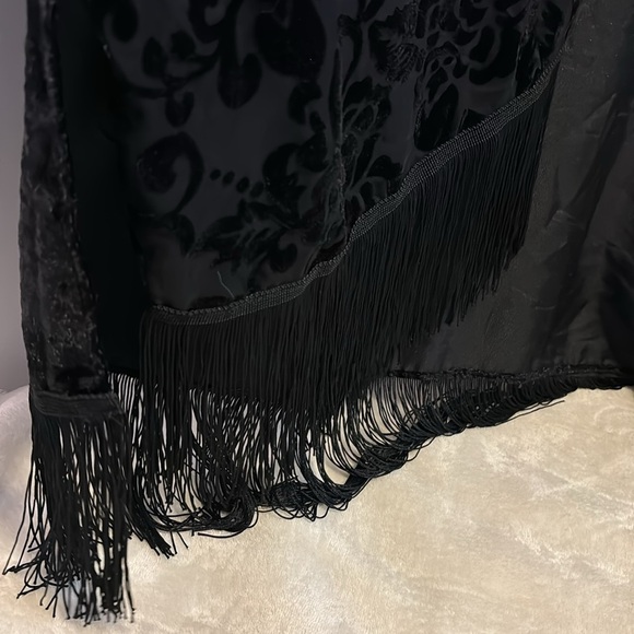 DAVID&YOUNG BLACK CRUSHED VELVET WRAP WITH ROSE&MESH DESIGN ON FRONT WTH FRINGE - Picture 5 of 9